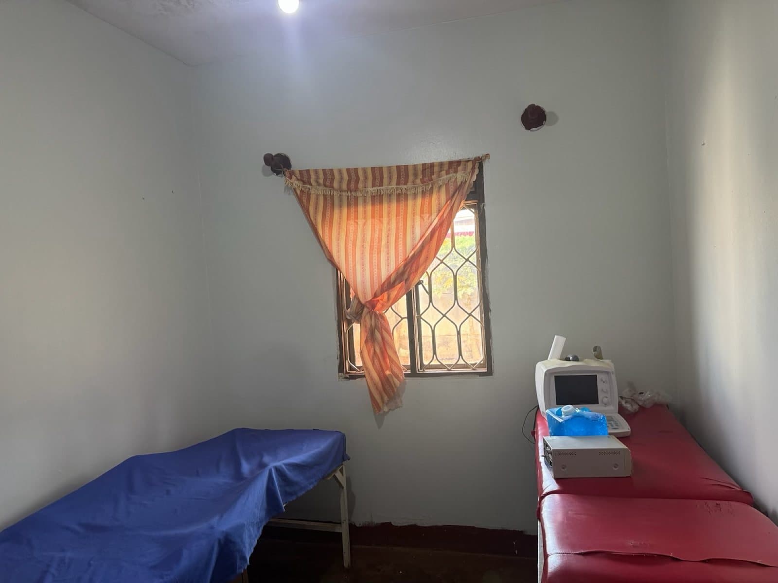 The room for mothers and babies at Shalom Clinic, with two beds and the scanner